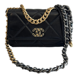 Internet only: Chanel 19 Wallet On Chain
