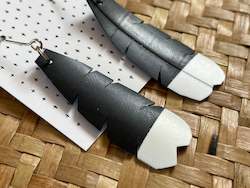 Gift: Rubber Feather earrings - white tips