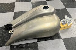 Motor vehicle part dealing - new: Harley Bagger Stretched Tank