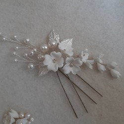 Jewellery manufacturing: Evelyn - white flowers, crystal pearls, crystal clear beads and gold or silver leaves hair pins x2