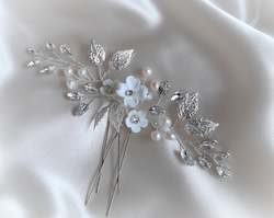 Carolyn - white flowers, cultured freshwater pearls, crystal clear rhinestones a…