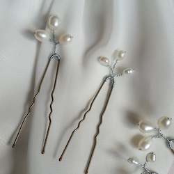 Freshwater pearls three beads hair pin