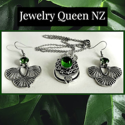 Internet only: Stunning Locket and earrings