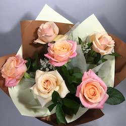 6 assorted roses