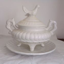 Home Decor: Large White Glazed Ceramic Tureen.