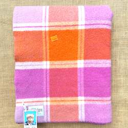 Pick of the day! Extra thick and soft vibrant SINGLE NZ wool blanket