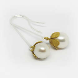 In Ore Classics: Gold plated stg silver petal drop pearl earrings (long hook)