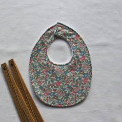 Clothing manufacturing: Little Acorn Liberty Bib 'Betsy Berry' - Pink