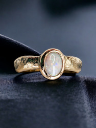 Jewellery: Lightning Ridge Opal ring - Gold