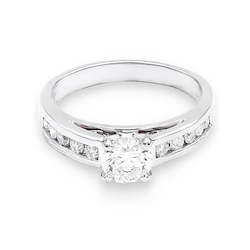 Jewellery: 18ct White Gold Diamond Ring
