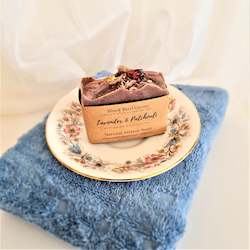 Gift: Paragon 'Meadowvale' Dish with Lavender & Patchouli Artisan Soap