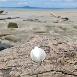 Tuangiharuru â saltwater clam pendant (large)