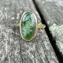 Jewellery: 9ct Gold New Zealand Greenstone ring