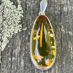 Jewellery: Small Baltic amber pendant