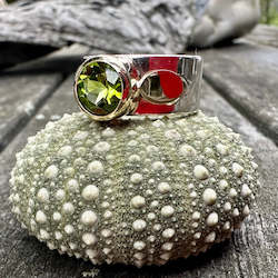 Jewellery: Round peridot Amore ring