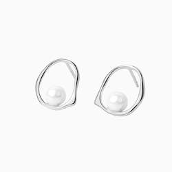 Jewellery: Merida Shell and Pearl Earrings in s925 with rhodium plating
