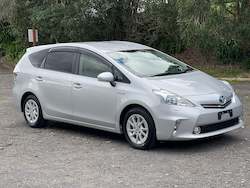 Car dealer - new and/or used: Toyota Prius Alpha - 2012
