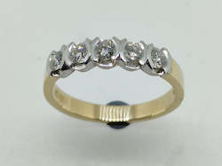 Jewellery: 9ct 5 Stone Diamond Ring L18769D