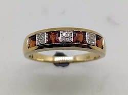 Jewellery: 9ct Garnet & Diamond Ring 5RG1018