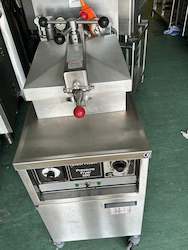 HENNY PENNY 500 Commercial Pressure Fryer With Filtration System And Warranty.