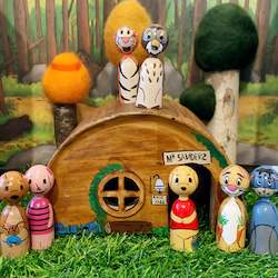 Character Pegs: Winnie the Pooh characters and treehouse cottage set